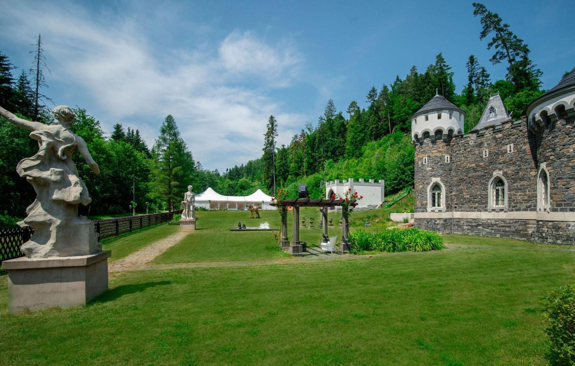 Hrad Kunzov Glamping & Spa & Restaurant Přerov Exteriör bild