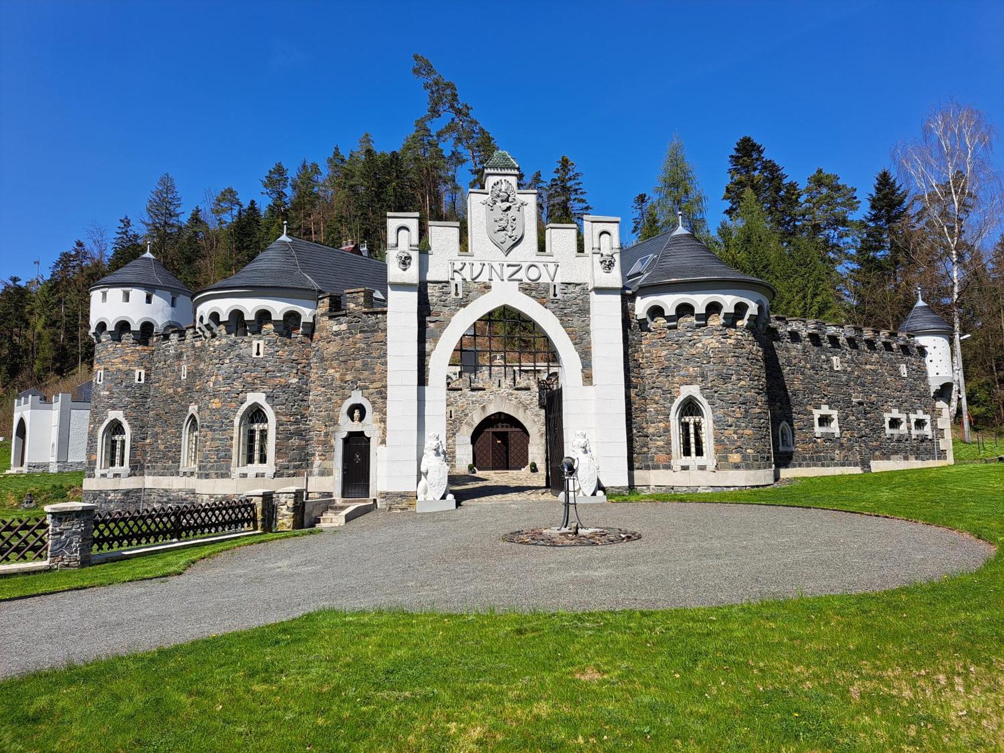 Hrad Kunzov Glamping & Spa & Restaurant Přerov Exteriör bild